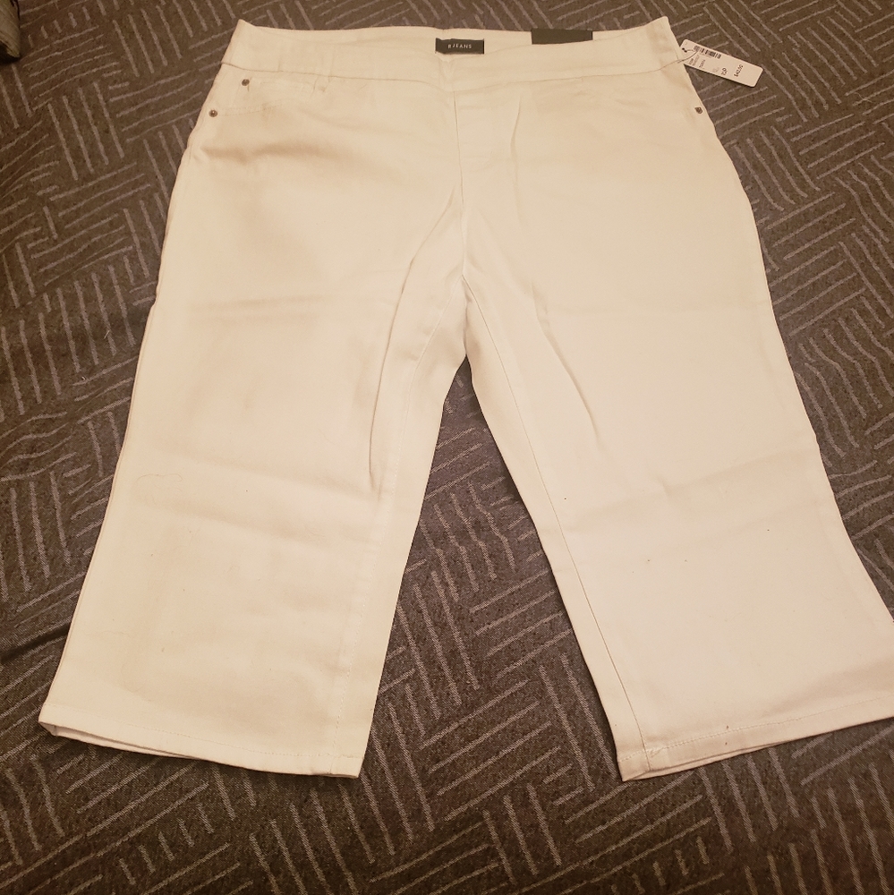 3/$25 Reitmans Original Comfort white capri pants, size 10P